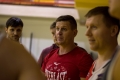 Vievio ,,Žiedo" žaidėjai būdami geros nuotaikos klausėsi trenerio Andriaus Braziulio(viduryje raudonais marškinėliais) patarimų. 
