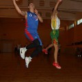 Krepšį atakuoja rezultatyviausiais ir naudingiausias ,,Palomenė-Žemkausta"žaidėjas Lukas Mikalauskas. 