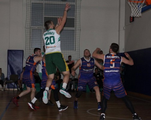 Varžovų gynybą įveikęs krepšį atakuoja Nr20 Eimutis Mičkauskas, kuris Lietuvos mažų miestelių krepšinio lygos B divizione iškovojo 2 vietą su Labūnavos komanda.