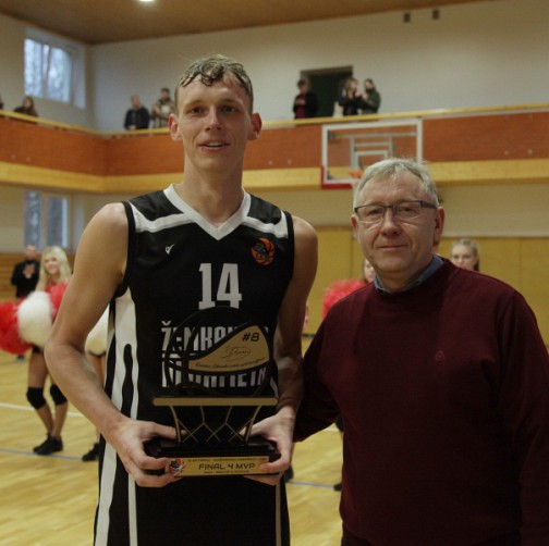 „IDIP-Žemkausta“ atstovas Erikas Seniūnas (su asmeniniu apdovanojimu) tapo EKKL 2022/2023 metų sezono Finalinio ketverto naudingiausiu žaidėju. 