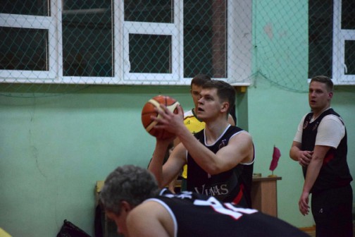 Komandos ,,Žiedas" žaidėjo Luko Jančiausko (su kamuoliu) pastangų neužteko rimčiau pasipriešinti varžovams. 