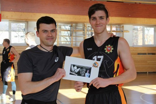 Naudingiausio kovo mėnesio Elektrėnų regiono žaidėjo prizą atsiėmė Elektrėnų ,,PGT" žaidėjas Vaidas Jukavičius (nuotraukoje dešinėje). 