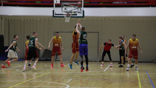 Komanda ,,Nevietiniai" (geltoni-raudoni marškinėliai) iškovojo pirmąją sezono pergalę. 