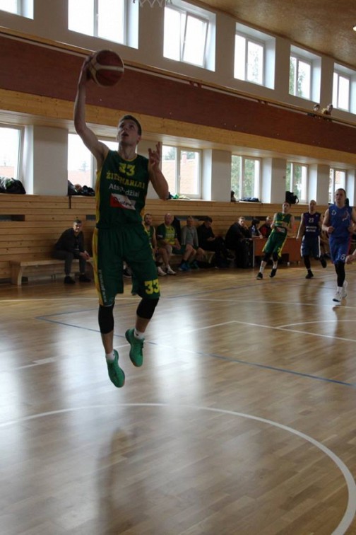 Krepšį atakuoja rezultatyviausias KK ,,Žiežmariai" žaidėjas Rokas Tamulevičius. 