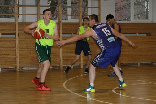 Legendinis Kaišiadorių krepšinikas Nerijus Čėsna (Nr. 15) pagaliau debiutavo EKKL pirmenybėse praleisdamas aikštelėje daugiausiai laiko iš savo komandos narių.