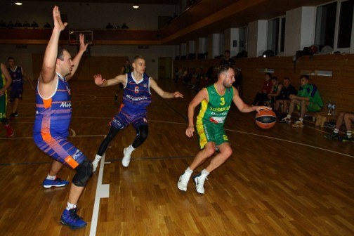 Tomas Lapašinskas (kairėje) įrodinėja, kad vis dar turi parako. Rungtynėse prieš KK "Žiežmariai", jis buvo naudingiausias savo komandos gretose.