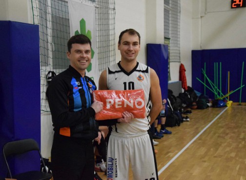 ,,Žemkausta" atstovas Lukas Martinkus (dešinėje nr.10 )tapo naudingiausiu praėjusios savaitės krepšininku ir buvo apdovanotas lygos rėmėjų ,,Penosil" prizu. 