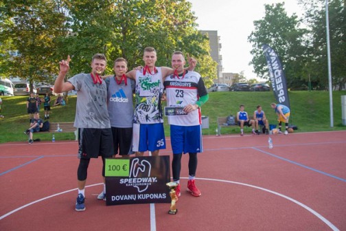 Apdovanojimais džiaugiausi turnyro laimėtojai komanda ,,Savingė". 