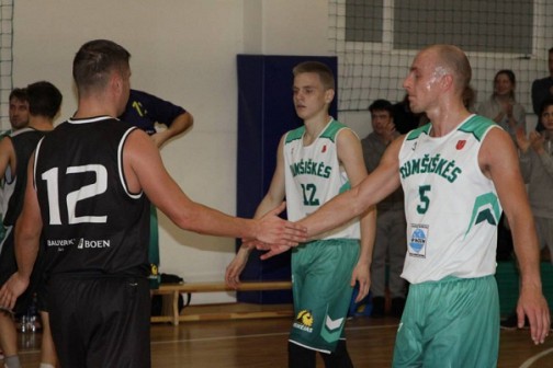 KK ,,Rumšiškės" žaidėjas kairėje nr. 12 šešiolikmetis  Tadas Grigaliūnas šiose varžybose sužaidė geriausias ir naudingiausias savo sezono rungtynes ir smarkiai prisidėjo prie savo komandos pergalės. 