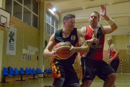 Eligijaus Ašmenos (Nr. 8) ataką bando sustabdyti Marijus Kameneckas (Nr. 13)