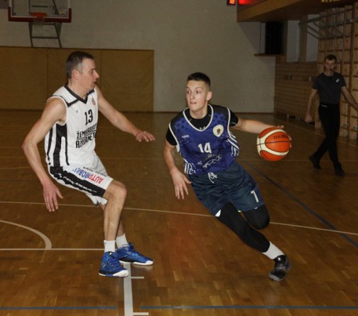 Dariaus Arlausko gynybos tvirtumą išbando "TPA" komandos atstovas Ignas Mikulis.