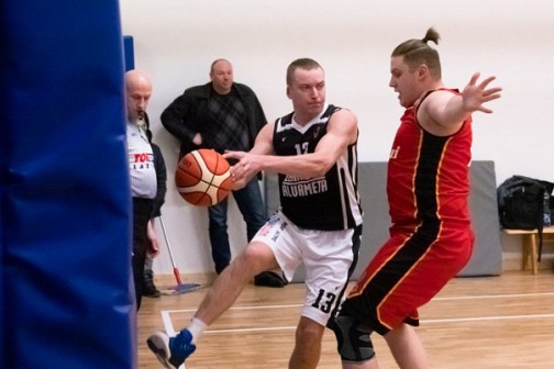Justo Tilviko gynybą bando įveikti naudingiausias rungtynių žaidėjas Darius Arlauskas (18 naud. b.).