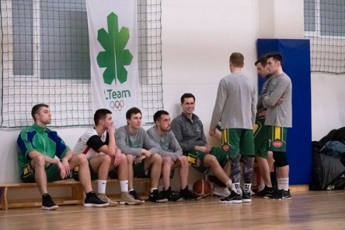 Arvydas Pūras ne tik aikštelėje puikiai vadovavo komandos žaidimui, bet ir pertraukėlių metu sėkmingai dėliojo savo šachmatų partiją.