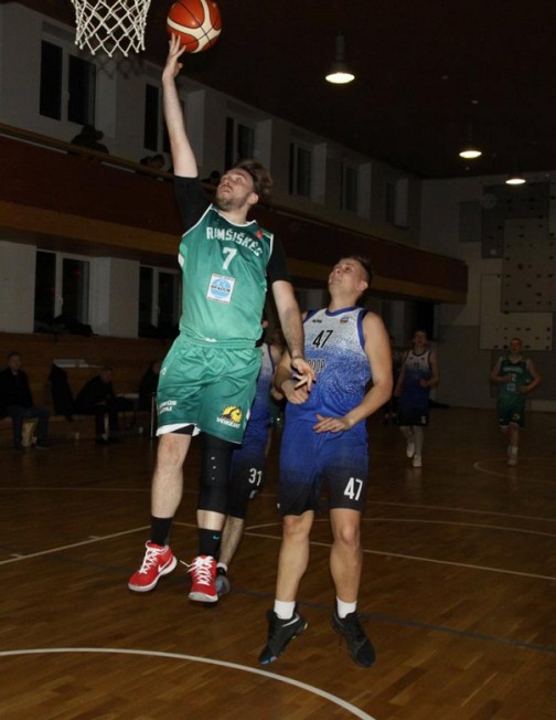 Lukas Kandratavičius (KK "Rumšiškės") demonstruoja naują metimo techniką, kuri vadinasi Laisvės statula.