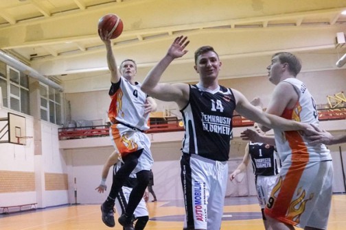 Kol Nr. 4 Marius Zaikauskas atakuoja, Nr. 14 Audrius Jakštonis pozuoja.
