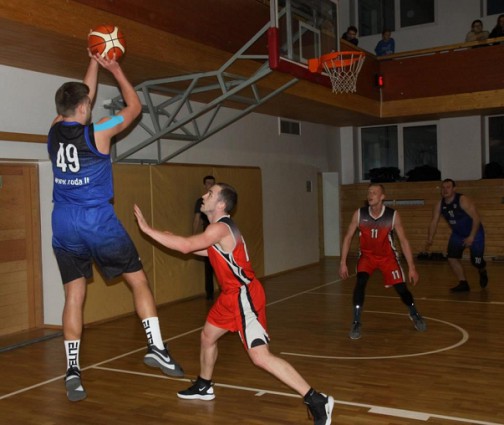 Varžovų krepšį atakuoja rezultatyviausias rungtynių žaidėjas Nr49 Justinas Kursevičius (23 taškai).