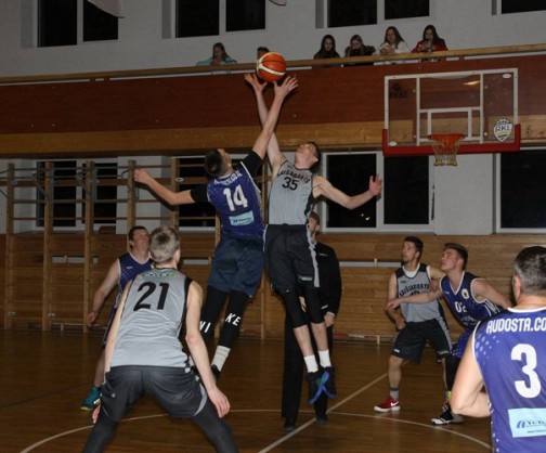 Dėl ginčo kamuolio kovoja Nr14 Ignas Mikulis ir Nr35 Lukas Dulkė, kurie rungtynėse atkovojo po 17 atšokusių kamuolių.