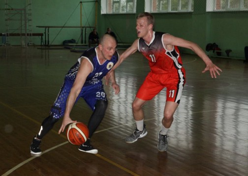 Nr11 Arvydo Ivanausko gynybą įveikti bando Nr20 Mantas Petkevičius.