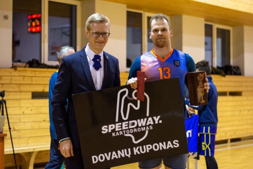 EKKL "SPEEDWAY" Snaiperio konkurso konkurso nugalėtojas Lukas Aleksiūnas (dešinėje) ir Kaišiadorių rajono savivaldybės Meras Vytenis Tomkus.