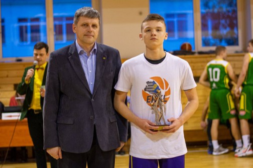 1x1 „COLEMONT“ mini krepšinio turnyro nugalėtojas kaišiadoriškis Arminas Rainys (dešinėje) su Kaišiadorių švietimo ir sporto paslaugų centro direktoriumi Dainiumi Tamulevičiumi.