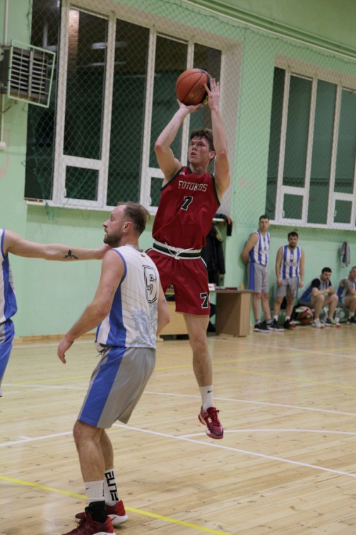 Tomas Šalna (nuotraukoje atakuoja krepšį) 