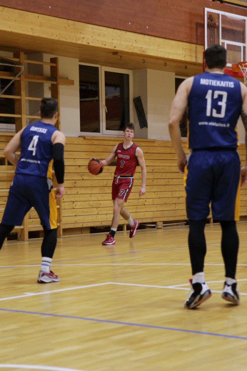 Šįkart pritrūko didesnio   Tomo Šalnos (nuotraukoje su kamuoliu) taškų kraičio komandinei pergalei pasiekti. 