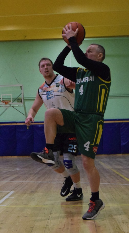 Alvydas Žarskus (nuotraukoje balti marškinėliai) buvo vienas naudingiausių nugalėtojų komandoje. 