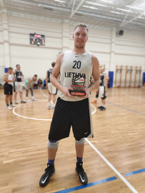 Prieš rungtynes buvo apdovanotas naudingiausias spalio mėnesio žaidėjas iš komandos Sodyba ,,Aktyvi Ramybė"  Alvydas Žarskus (nuotraukoje). 