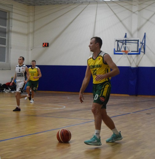Komandos ,,Žiežmariai" atstovas Arvydas Pūras (su kamuoliu) buvo naudingiausias rungtynių žaidėjas. 