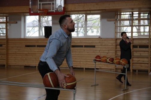 Komandos ,,Žemkausta" vadovas Audrius Ščerba (nuotraukoje su kamuoliu) šįkart aikštelėje svariai prisidėjo prie komandos pergalės. 