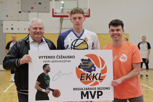 Erikas reguliaraus sezono naudingiausio žaidėjo prizą gavo iš Vytenio Čižausko tėčio Vyto Čižausko (nuotraukoje pirmas iš kairės).   