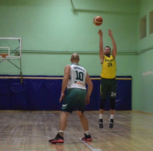 Kaip ir rungtynėse su ,,Rumšiškėmis" taip ir šiose Jonas Grenda (atakuoja krepšį) buvo vienas rezultatyviausių komandos ,,Žiežmariai" žaidėjų. 