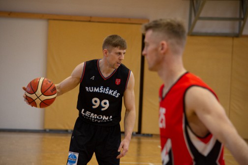 Komanda ,,Rumšiškės" vienas iš senbuvių Mantas Gudeliauskas (nr.99) sezono pabaigoje demonstruoja puikią sportinę formą. 