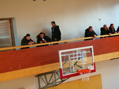 Rungtynes stebėjo Kaišiadorių futbolo komandos FC ,,Baltai" nariai kairėje bei EKKL komandos KK ,,Roda" atstovas Giedrius Mikuckis dešinėje. 