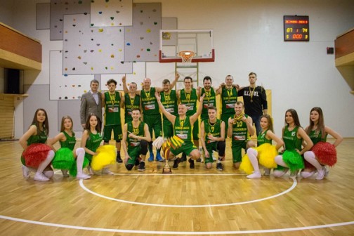 Nuotraukoje pirmosios EKKL taurės laimėtojų KK ,,Žiežmarių" komanda. 