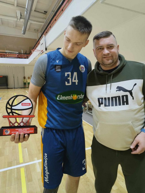 Ignas Mikulis (nuotraukoje su apdovanojimu) atsiėmęs naudingiausio sausio mėnesio žaidėjo prizą šiose rungtynėse surengė įspūdingiausią visų EKKL sezonų pasirodymą. 