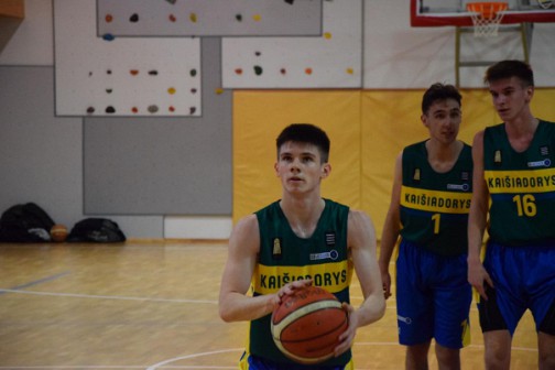 jaunasis Lukas Žilinskas (su kamuoliu) ,,Vienybės" lygą pradėjo aukšta nata. 