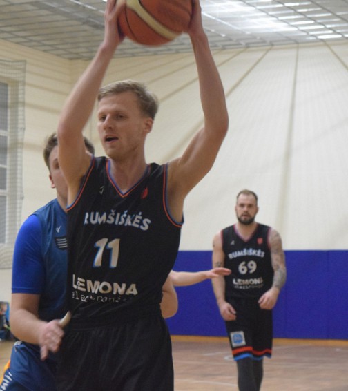 Lygos senbuvio komandos „Rumšiškės“ atstovo Arvydo Ivanausko naudingumo (nuotraukoje nr. 11 juodi marškinėliai) buvo maža pergalei prieš lygos debiutantus. 