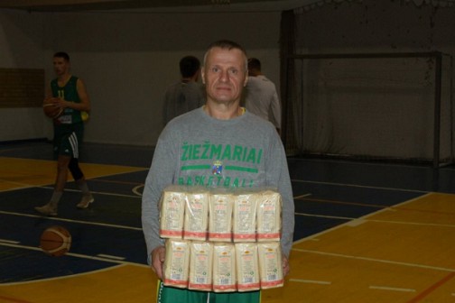 Vyriausias lygos žaidėjas Vytas Jacevičius priėmė lygos įsteigtą prizą. 