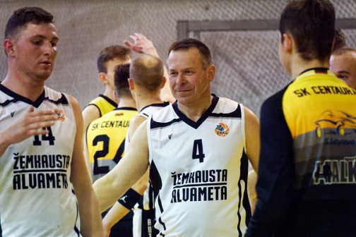 ,,Žemkausta-Alvameta" vidurio puolėjas nr.14 Audrius Jakštonis  (kairėje) iš Anykščių šį sezoną puikiai padeda Kaišiadorių  rajono komandai  siekti pergalių lygoje. 
