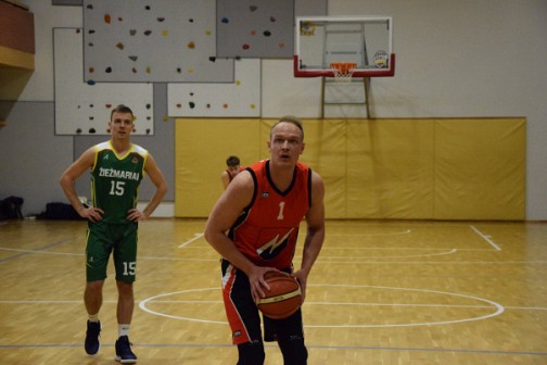 Žaidžiantis komandos treneris Karolis Jovaiša (su kamuoliu) turi būti  labai  patenkintas komandos pasirodymu pusfinalyje. 