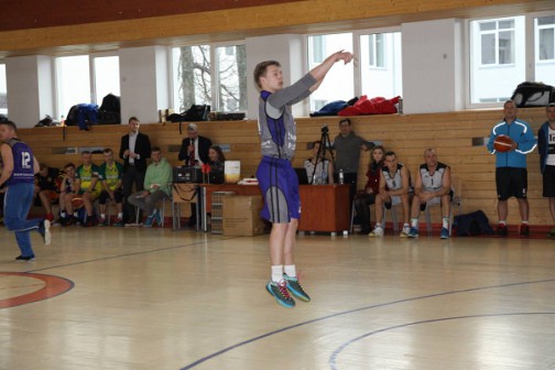 Šiose rungtynėse į komandos ,,Žemkausta" gretas sugrįžo smagią rankelę turintis komandos simbolis Julius Abrutis (nuotraukoje po metimo iš tritaškio zonos). 