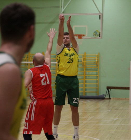 Justinas Kursevičius (nr. 23 geltoni marškinėliai) pelnęs daugiau nei pusę savo komandos taškų buvo naudingiausias rungtynių krepšininkas. 