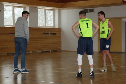 ,,Kaišiadorys-Savex" treneris Justinas Kursevičius  aiškina savo komandoms nariams kaip buvo galima sužaisti vieną ar kitą epizodą geriau šiose rungtynėse. 