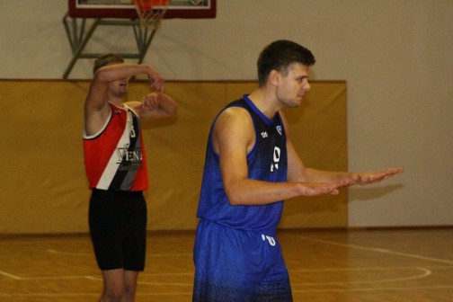 KK ,,Roda" žaidėjas Justinas Kursevičius (mėlyni marškinėliai) ir pats žaidė rezultatyviai ir dar spėjo raminti savo komandos draugus. 