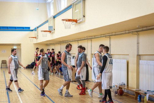 Komanda ,,Alternetas" (pilki-balti marškinėliai) išsaugoja viltis būti tarp keturių geriausių ,,Vienybės" lygos komandų. 