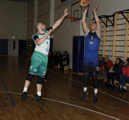 Krepšį atakuojantis KK ,,Roda" žaidėjas Lukas Aleksiūnas kaip dažnai nutinka turėtų būti pavojingas atakuojant iš tritaškio zonos. 