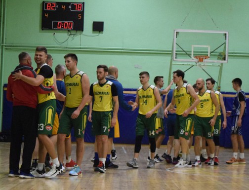 Komanda ,,Žiežmariai" (geltoni marškinėliai) toliau žengia be pralaimėjimų. 