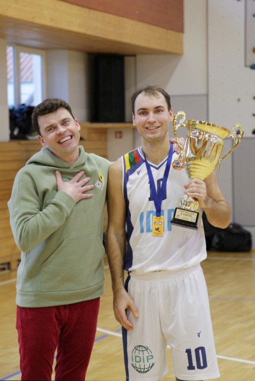 Lukas Martinkus (nuotraukoje su taure) buvo naudingiausias rungtynių žaidėjas. 
