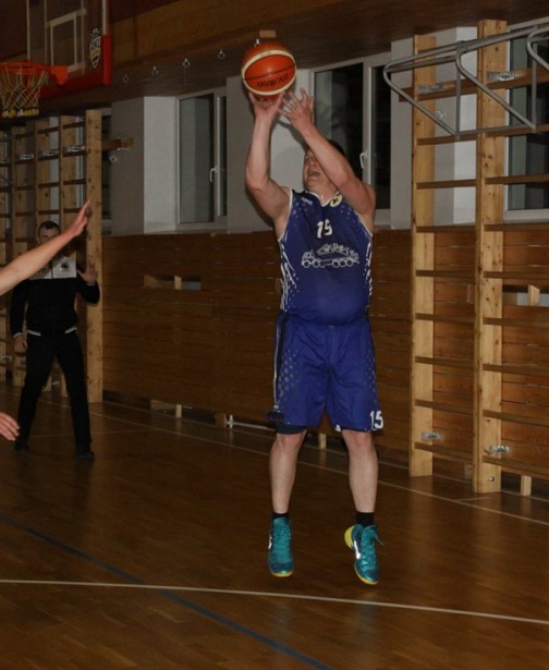 Krepšį atakuoja Kaišiadorių krepšinio legenda Nerijus Čėsna, kuris buvo vienas naudingiausių ,,TPA" komandos gretose. 